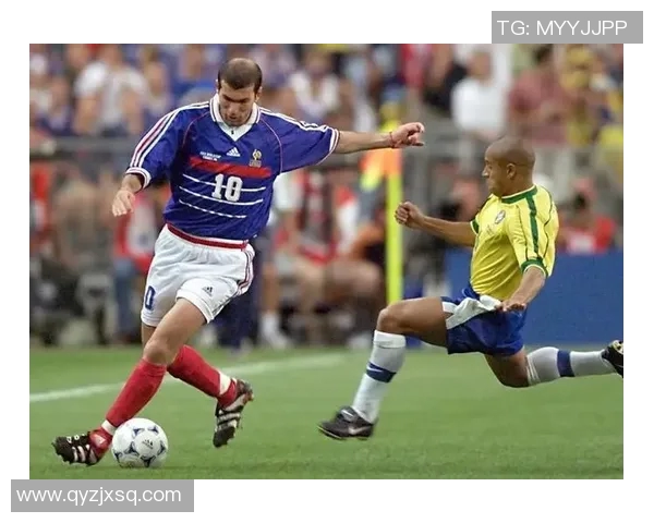 足球明星场边精彩瞬间展现真实情感与比赛激情的独特表情解析